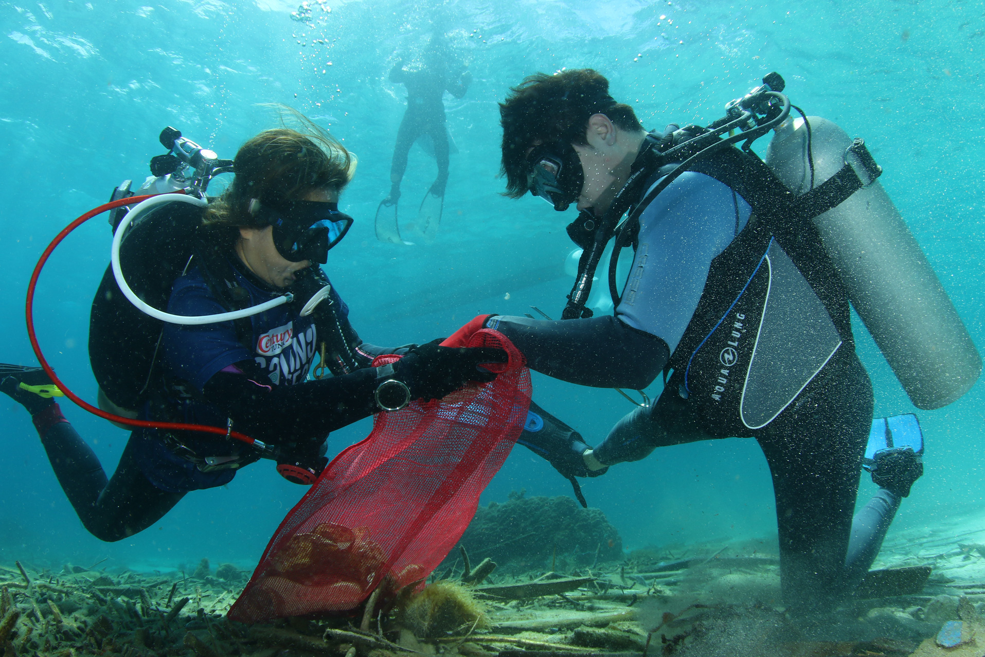 Century Tuna Ambassador Alden Richards collects the trash in the seas of Anilao, Batangas