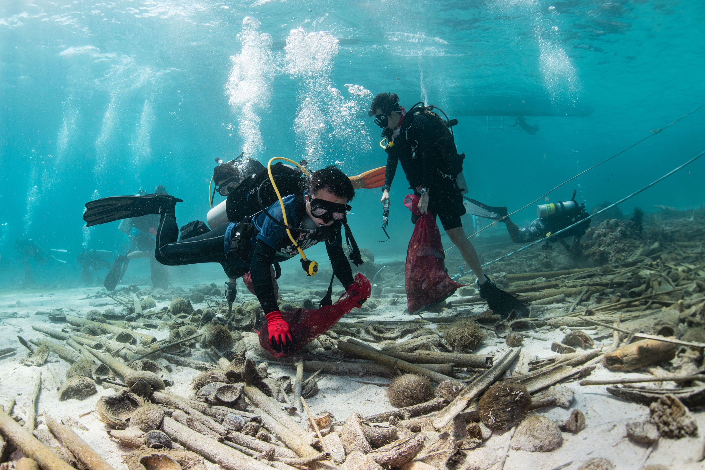 SOS-Volunteers-picking-up-waste-from-the-reef-of-Anilao-Batangas