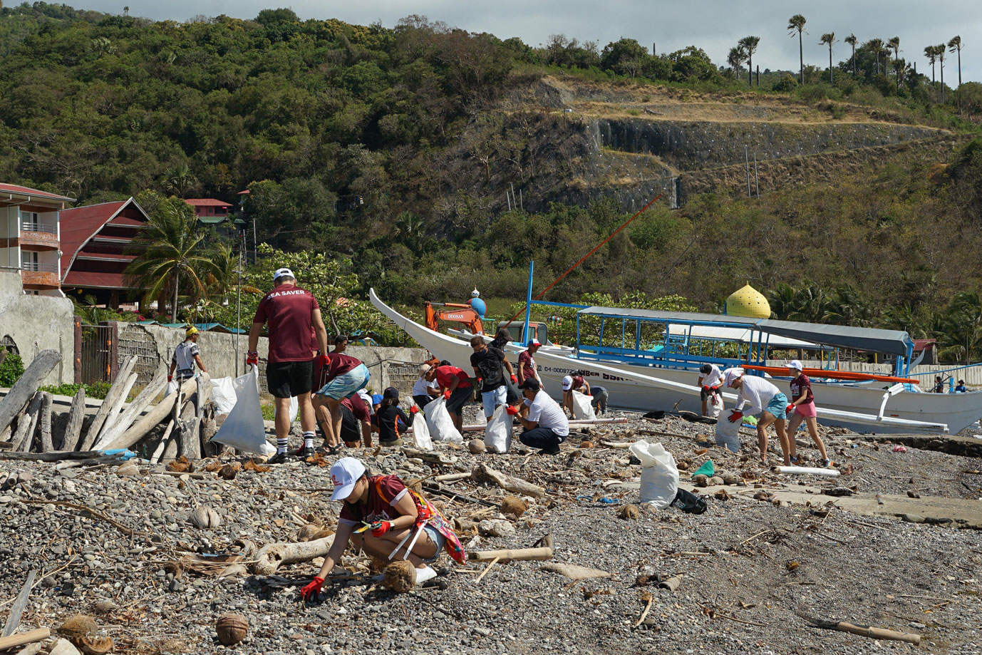 SOS-Volunteers-picking-up-waste-from-the-shores-of-Anilao-Batangas
