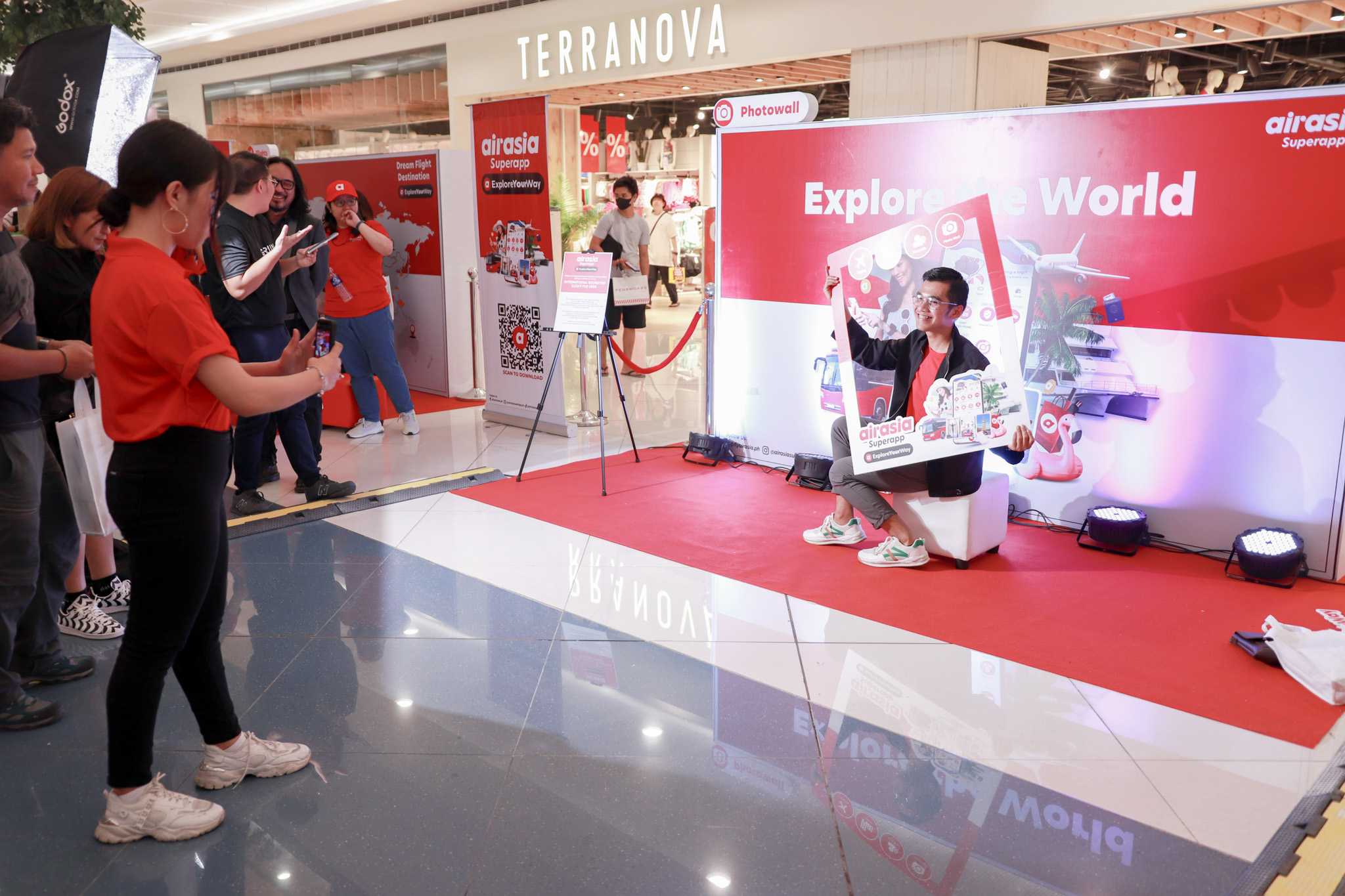 Guests_enjoy_the_booths_at_the_airasia_Superapp_#ExploreYourWay 1