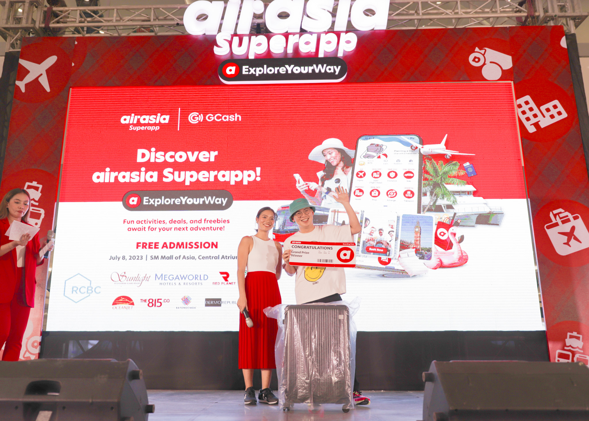 airasia_Superapp_Brand_Manager_Ikat_Gallardo_together_with_one_of