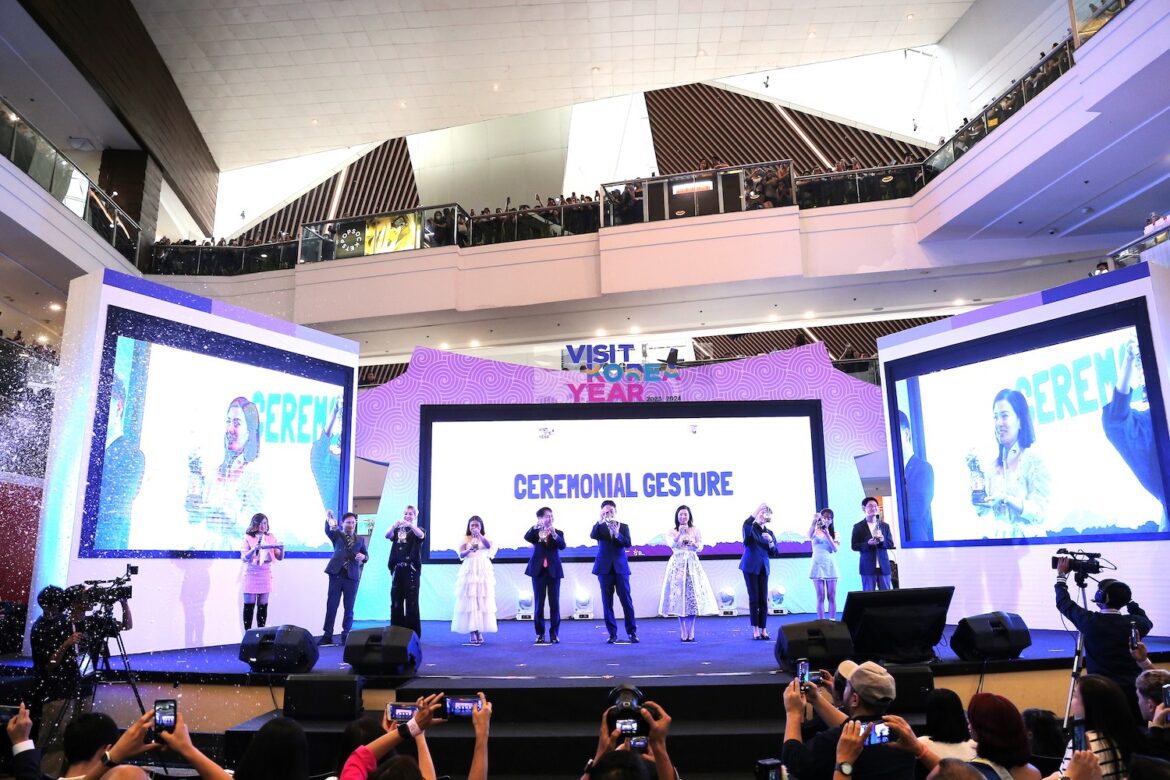 Esteemed guests perform a ceremonial gesture symbolizing the magical experience of Korea's first snow. From left: Korea Tourism Organization Manila Office Director, HyungJoon Kim; EXO's Xiumin; Honorary Ambassador for Korea Family Tourism in the Philippines, Melai Cantiveros-Francisco; Ambassador of the Republic of Korea in the Philippines, H.E. Sang-Hwa Lee; Korea Tourism Organization Acting President, YoungChoong Seo; Department of Tourism Undersecretary for Administration and Finance, Atty. Shereen Gail C. Yu-Pamintuan; Republic of Korea’s Ambassador for Cultural Cooperation, Jie Ae Sohn; South Korean singer PUNCH; and Korean Cultural Center in the Philippines Director, MyeongJin Kim