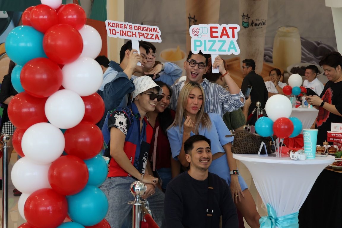 Big, bright smiles as foodies celebrate the opening of Eat Pizza in SM Mall of Asia.