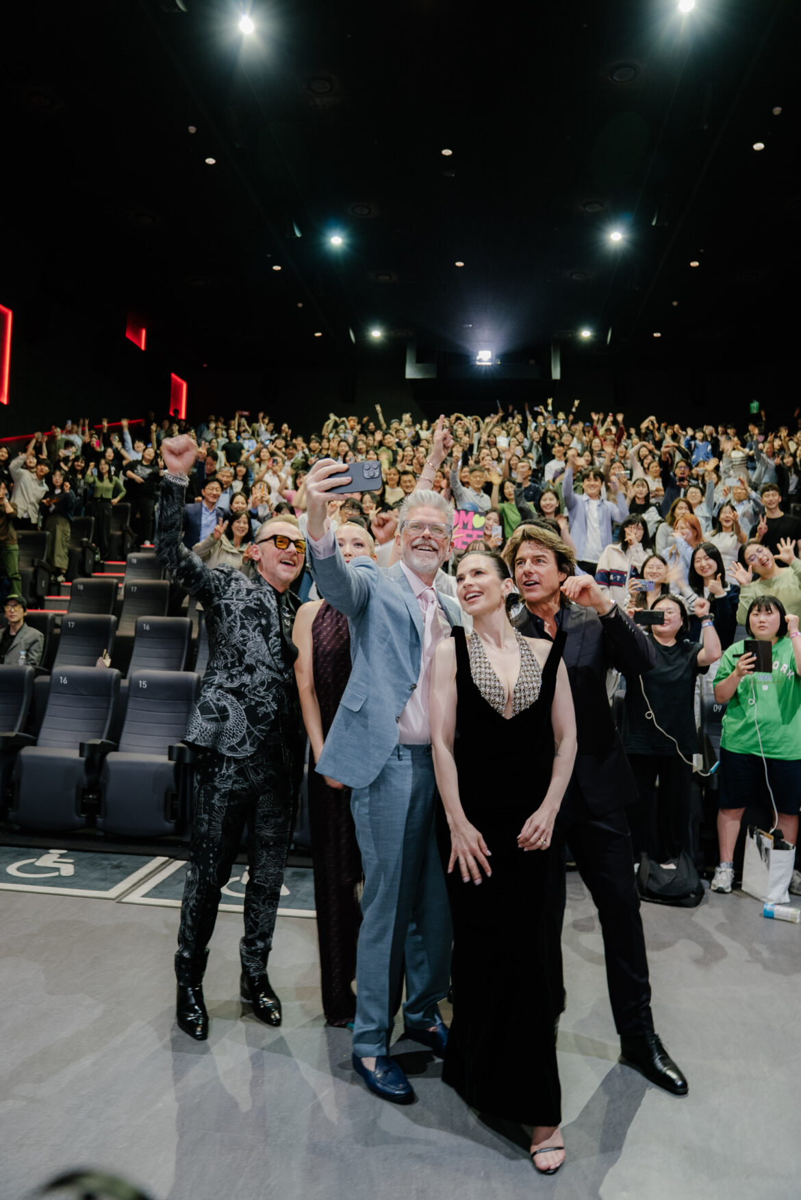 (From left) Simon Pegg, Pom Klementieff, director Christopher McQuarrie, Hayley Atwell and Tom Cruise take a selfie inside the theater at the Seoul red carpet premiere of Mission: Impossible - The Final Reckoning on May 8. | Photo from Paramount Pictures