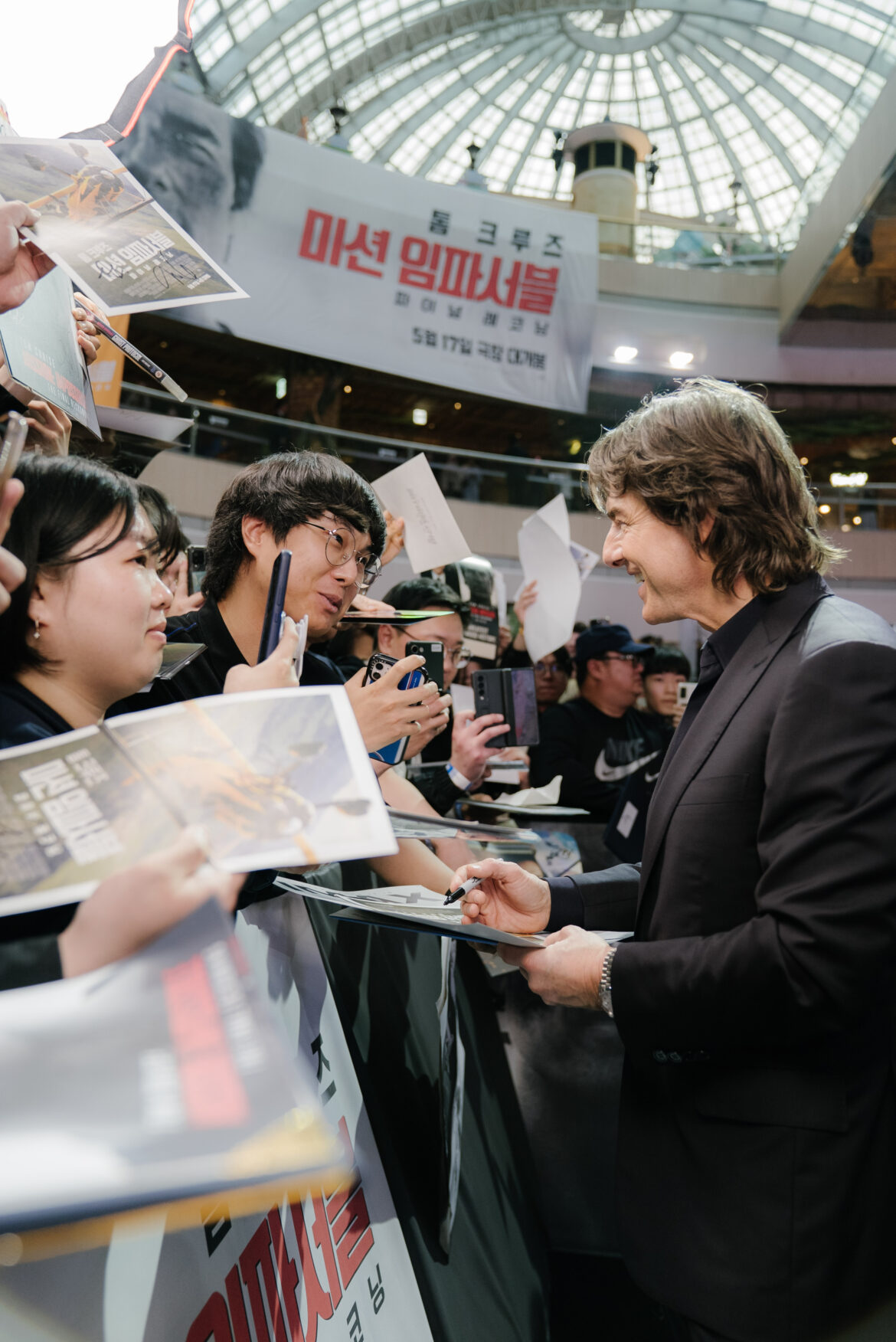 Tom Cruise signing autographs at the Seoul red carpet premiere of Mission: Impossible - The Final Reckoning on May 8. | Photo from Paramount Pictures