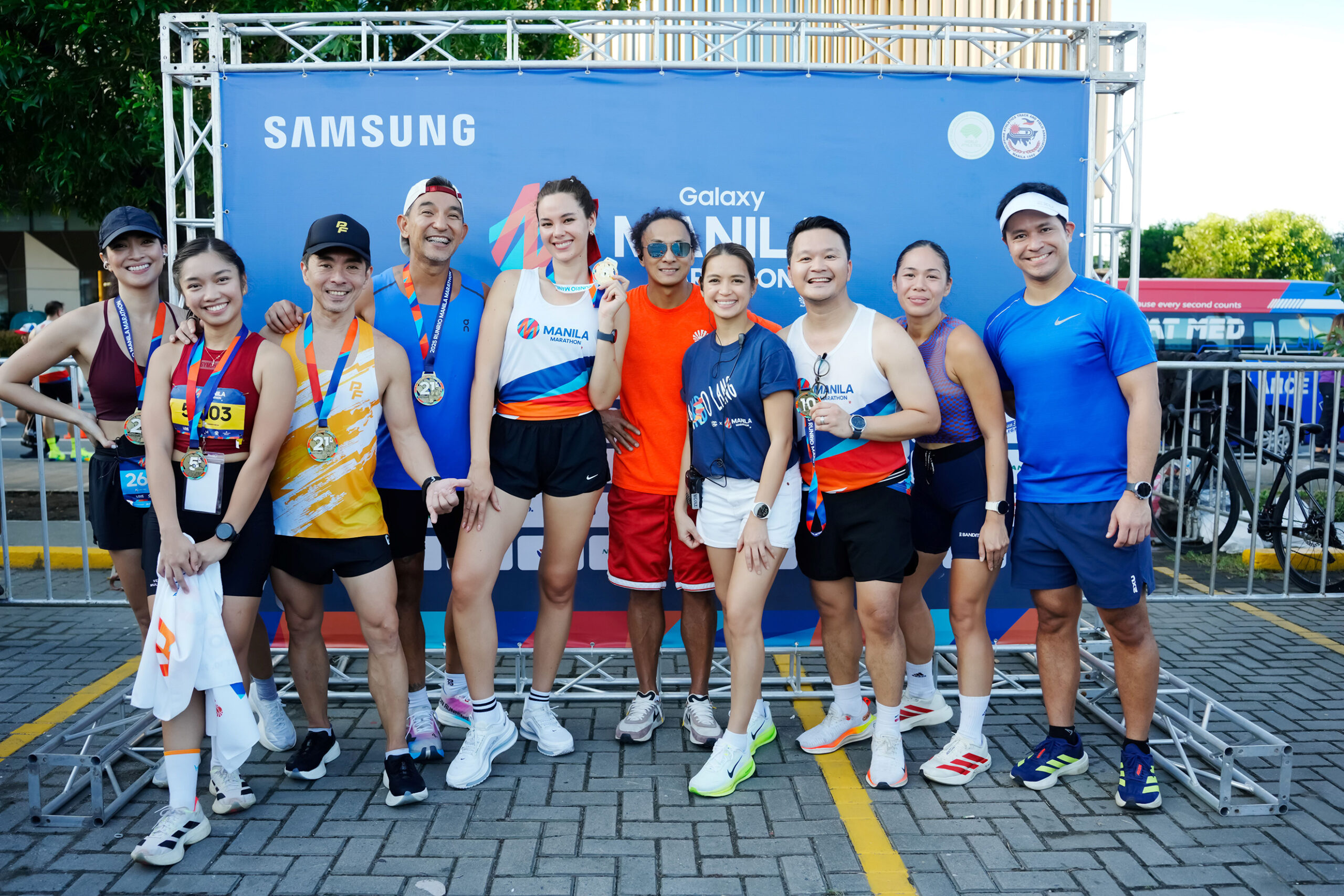 Team Galaxy led by Miss Universe 2018 Catriona Gray (center), Jeff Lo (third from left), Raffy Castillo, RUNRIO Founder and CEO Coach Rio de la Cruz, Nicole de la Cruz, Jolo Luarca, Samsung Electronics Corporation Head of Brand and Social Aika Lim de Rivera, and Samsung Electronics Corporation Head of Product Marketing for Mobile Experience Joseph Aruta, strike a post-race pose, celebrating a day of movement, wellness, and community spirit.