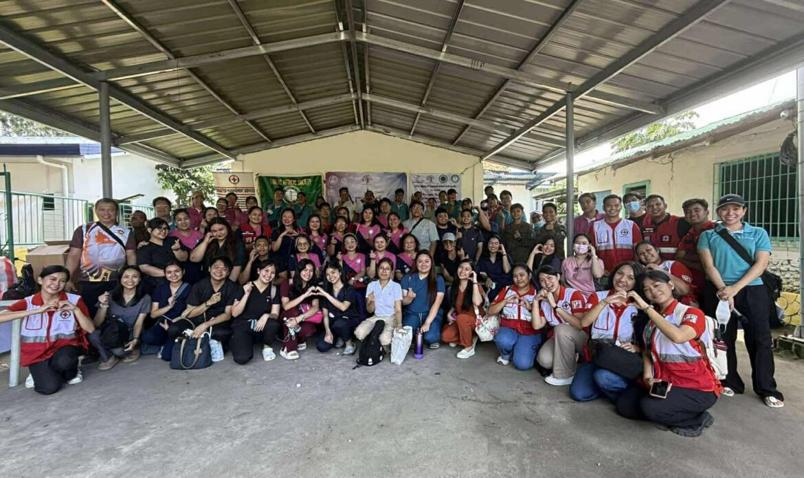 Employees from I.E. Medica, Inc. and MedEthix, Inc., together with volunteers from other partner organizations all smile after their successful medical missions.